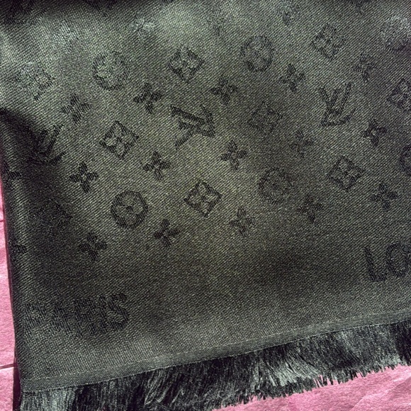 Louis Vuitton, Paris monogram  Shine Shawl - Picture 2 of 4